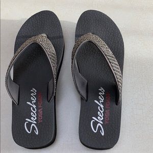 Sketchers yoga foam flip flops size 8